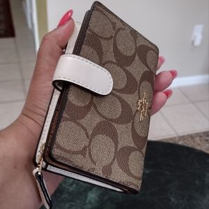 NWOT Coach Signature Medium Corner Zip Wallet